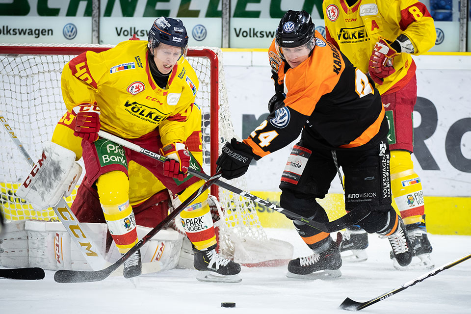 Ken Andre Olimb (Düsseldorfer EG) gegen Alexander Karachun (Wolfsburg). Ken Andre Olimb (Düsseldorfer EG) gegen Alexander Karachun (Wolfsburg).