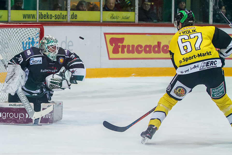 Torchance fr Sonthofens Frolik beim Spiel in Rosenheim.