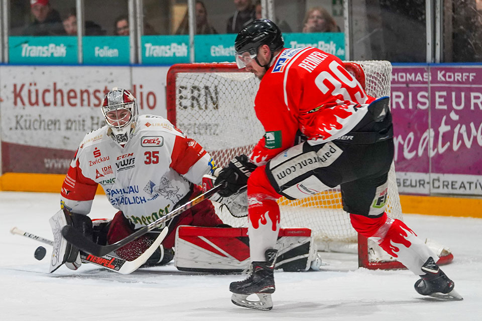 Dennis Reimer (EC Bad Nauheim) scheitert an Brett Kilar (Crimmitschau).