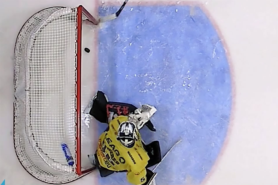 In der 107. Spielminute trudelt der Puck an Füchse-Torwart Maximilian Franzreb vorbei über die Linie. In der 107. Spielminute trudelt der Puck an Füchse-Torwart Maximilian Franzreb vorbei über die Linie.