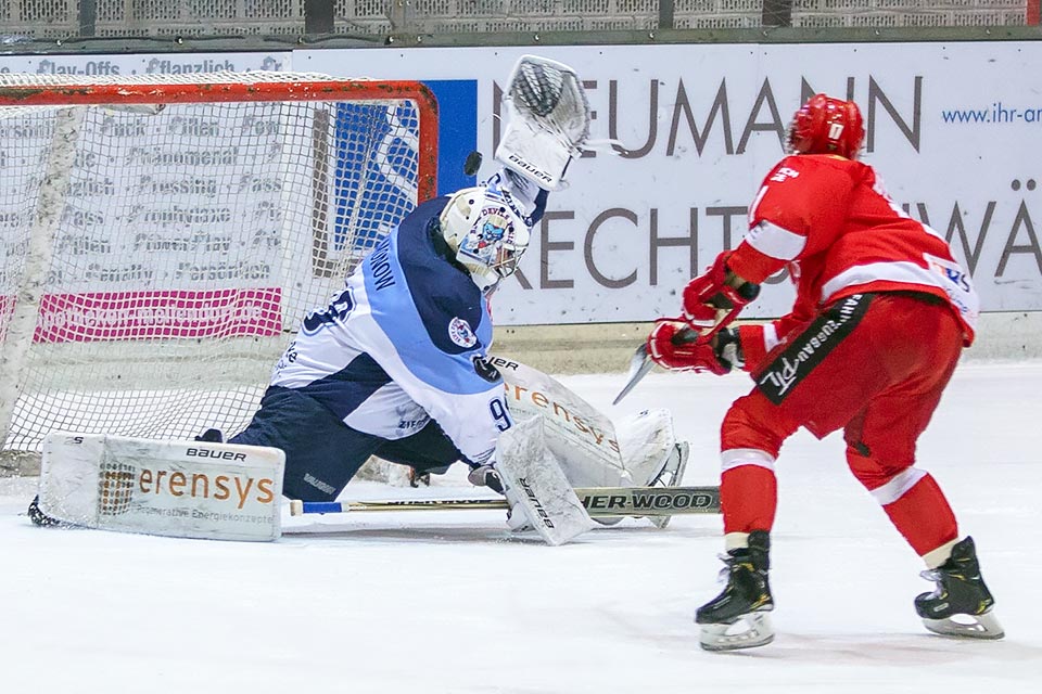 Weidens Goalie Filimonow pariert gegen Scorpion Dejdar.