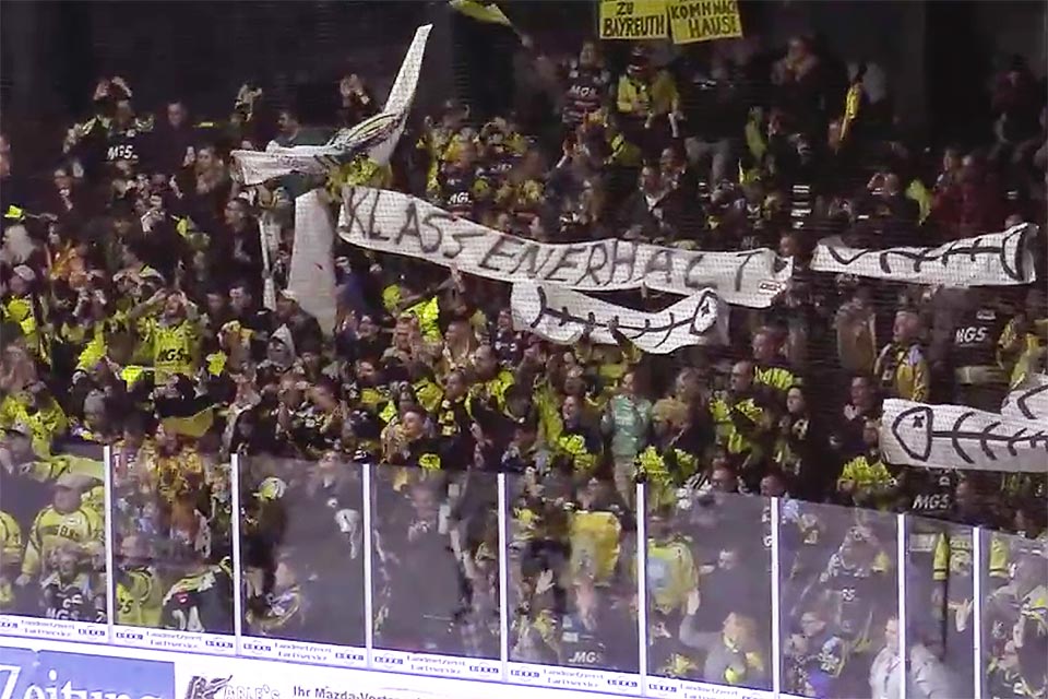 Die Bayreuther Fans feiern in Deggendorf den Klassenerhalt.