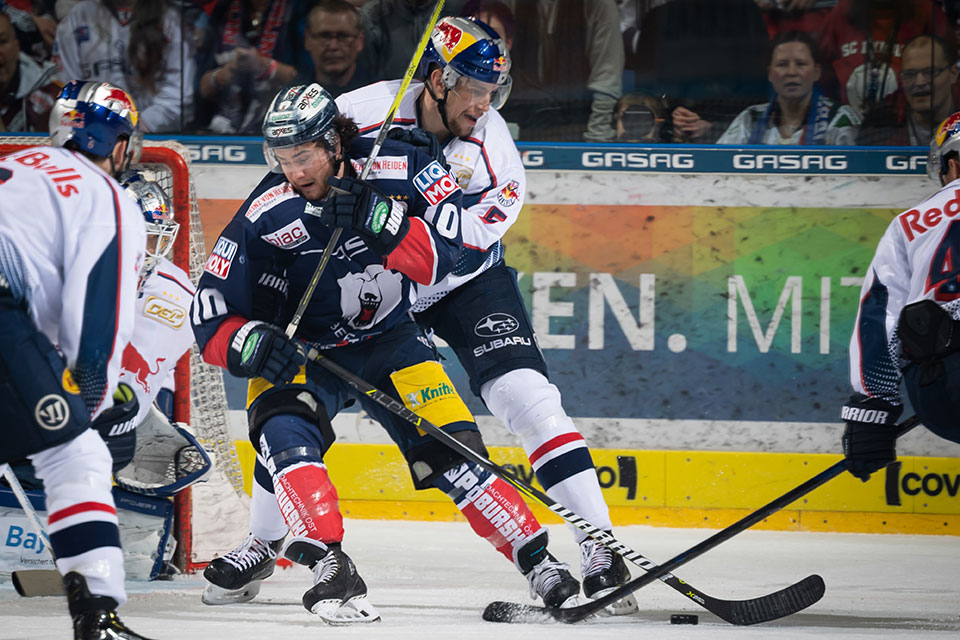 Brendan Ranford (Berlin) gegen Keith Aulie (München). Brendan Ranford (Berlin) gegen Keith Aulie (München).