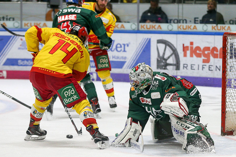Düsseldorfs Jaedon Descheneau gegen Augsburgs Torwart Olivier Roy. Düsseldorfs Jaedon Descheneau gegen Augsburgs Torwart Olivier Roy.