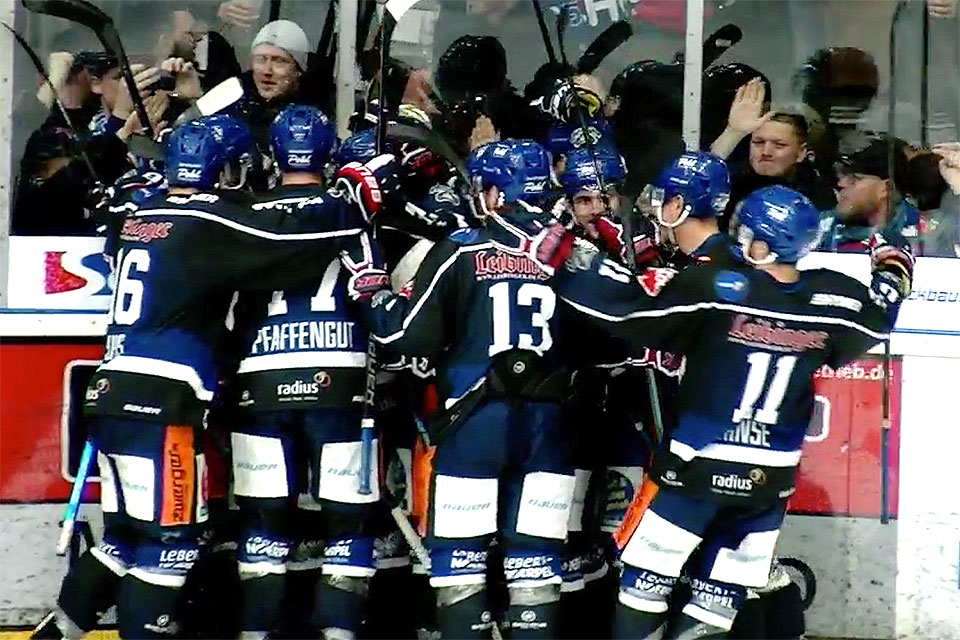Die Towerstars bejubeln den Siegtreffer in der 87. Spielminute gegen Kaufbeuren. Die Towerstars bejubeln den Siegtreffer in der 87. Spielminute gegen Kaufbeuren.