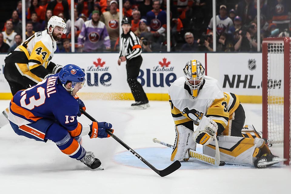 Mathew Barzal (New York) scheitert an Matt Murray (Pittsburgh). Mathew Barzal (New York) scheitert an Matt Murray (Pittsburgh).