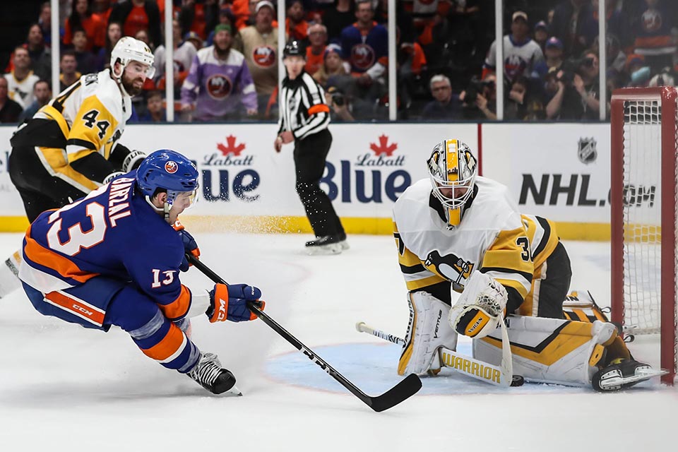 Mathew Barzal (New York) scheitert an Matt Murray (Pittsburgh).