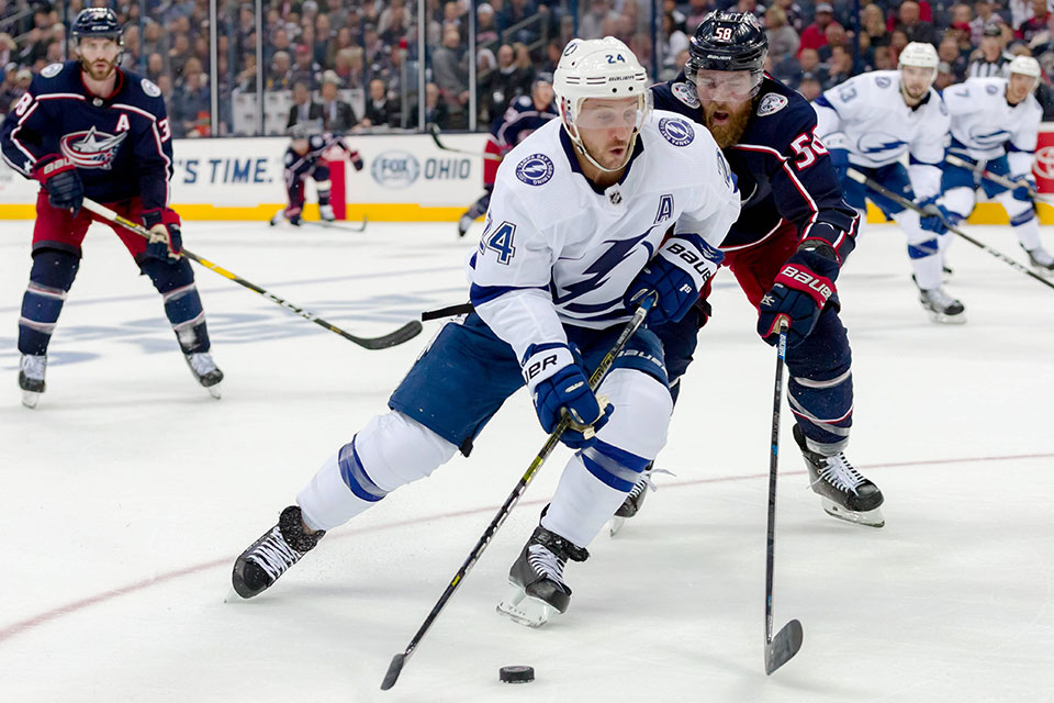 Ryan Callahan (Tampa Bay) vor David Savard (Columbus).