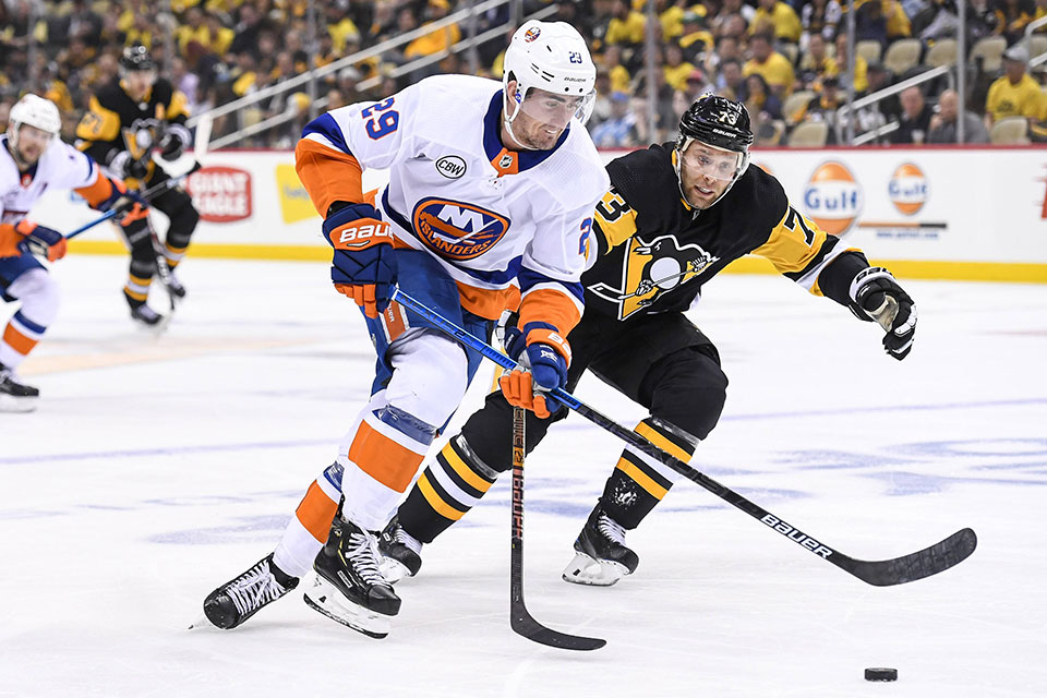 Brock Nelson (New York) vor Jack Johnson (Pittsburgh). Brock Nelson (New York) vor Jack Johnson (Pittsburgh).
