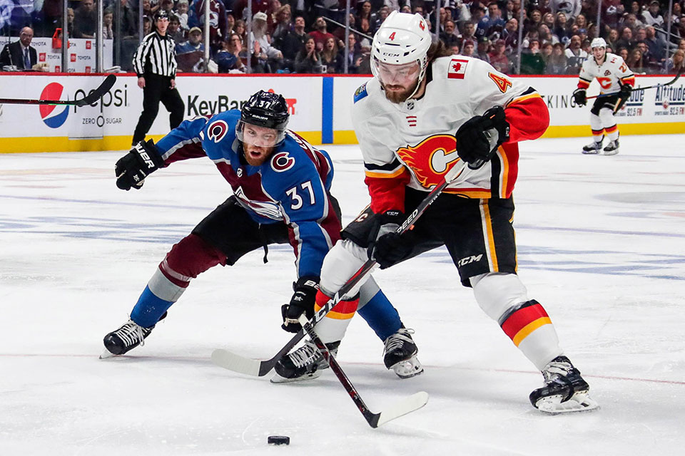 J.T. Compher (Colorado) gegen Rasmus Andersson (Calgary). J.T. Compher (Colorado) gegen Rasmus Andersson (Calgary).