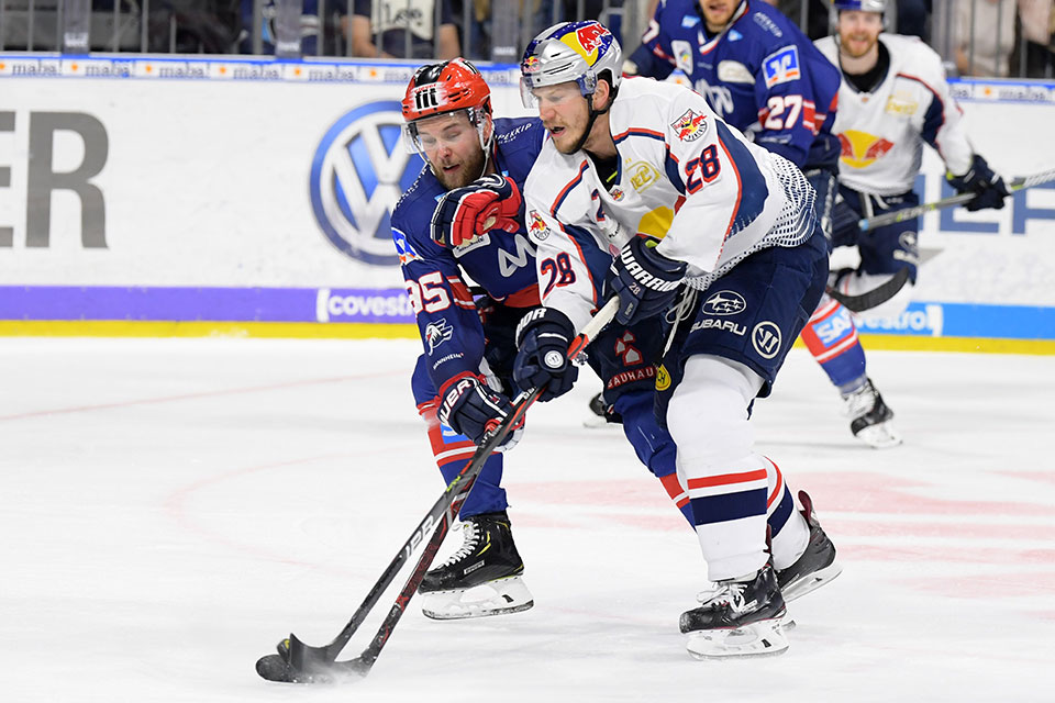 Mark Katic (Adler Mannheim) gegen Frank Mauer (EHC Red Bull Mnchen).