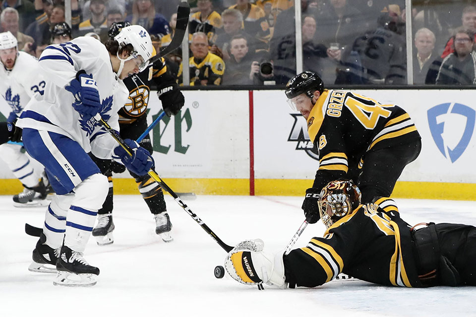 Tuukka Rask (Boston) gegen Trevor Moore (Toronto).