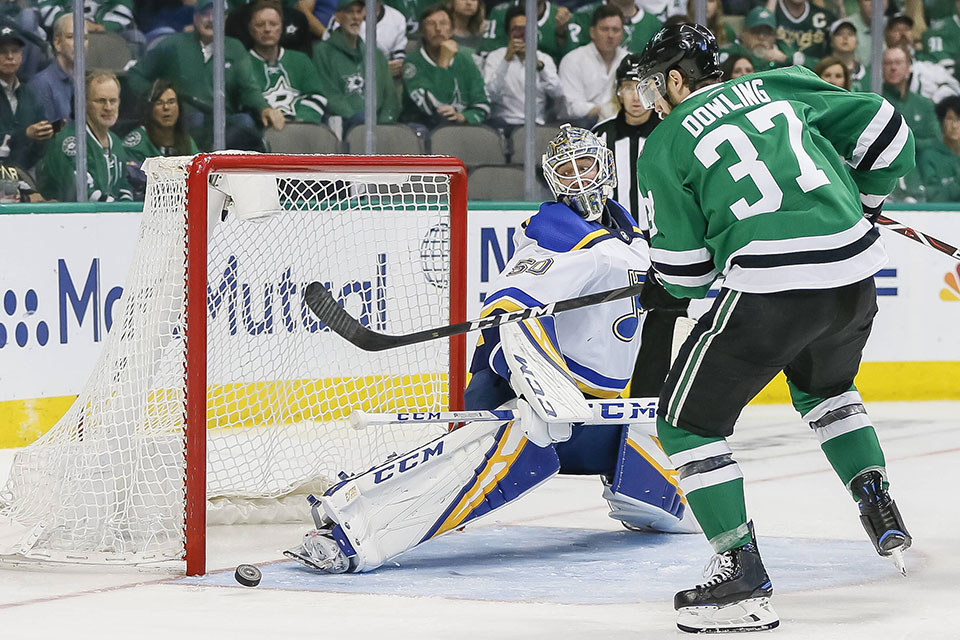 Blues-Goalie Jordan Binnington gegen Justin Dowling von den Dallas Stars.