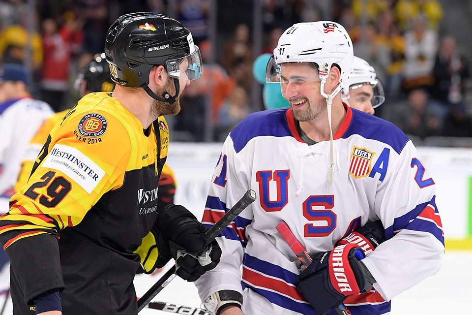 Leon Draisaitl und Dylan Larkin nach dem Spiel in Mannheim.