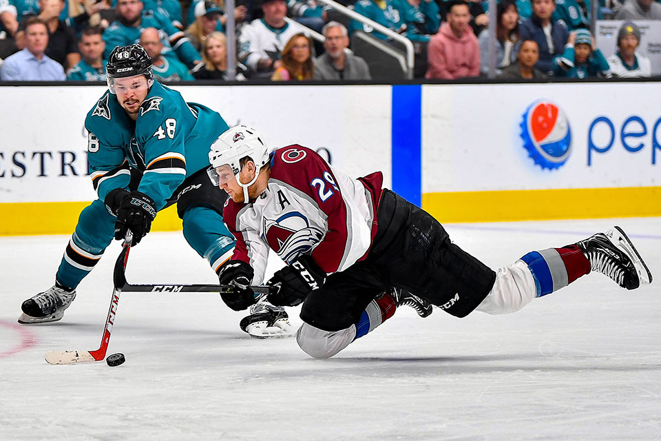 Tomas Hertl (San Jose) gegen Nathan MacKinnon (Colorado) Tomas Hertl (San Jose) gegen Nathan MacKinnon (Colorado)