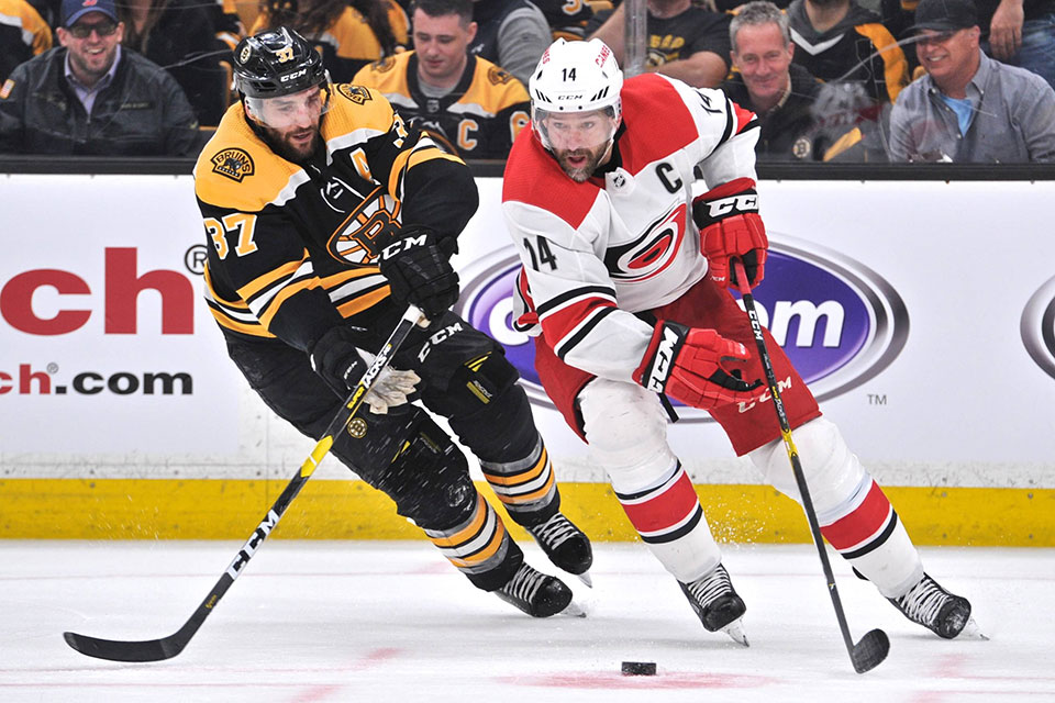Carolinas Kapitän Justin Williams vor Bostons Patrice Bergeron. Carolinas Kapitän Justin Williams vor Bostons Patrice Bergeron.