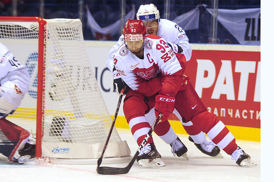 Dnemarks Kapitn Peter Regin vor Frankreichs Guillaume Leclerc.