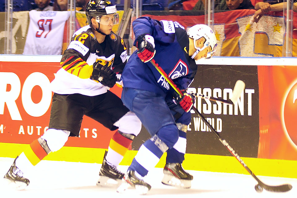 Dominik Kahun gegen Guillaume Leclerc.