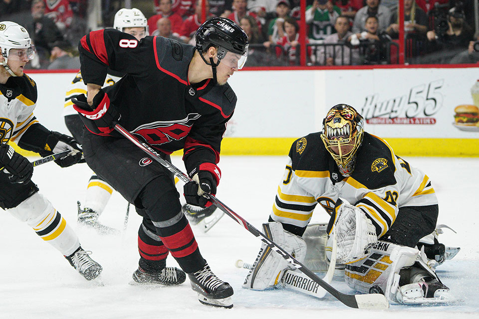 Saku Maenalanen (Carolina) gegen Tuukka Rask (Boston).