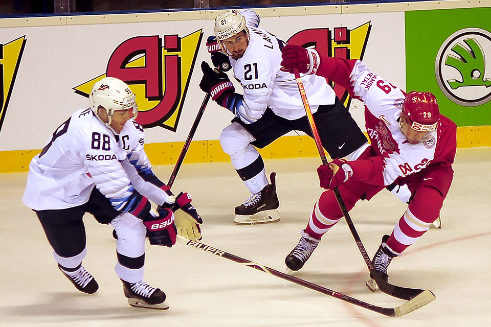 Patrick Kane (USA) gegen Morten Madsen (Dänemark). Patrick Kane (USA) gegen Morten Madsen (Dänemark).
