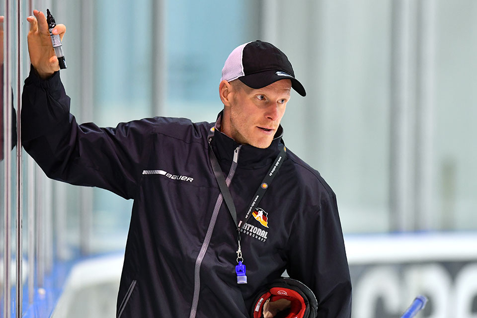 Toni Sderholm trifft im ersten WM-Spiel auf Kanada.