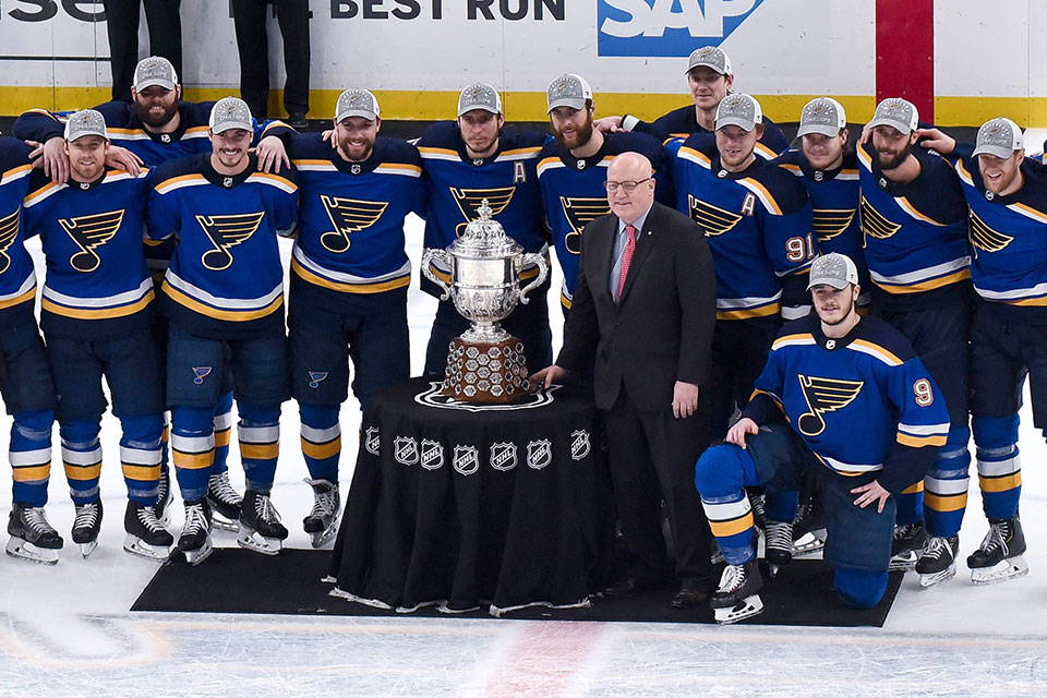 Die St. Louis Blues mit dem Clarence Campbell Cup.