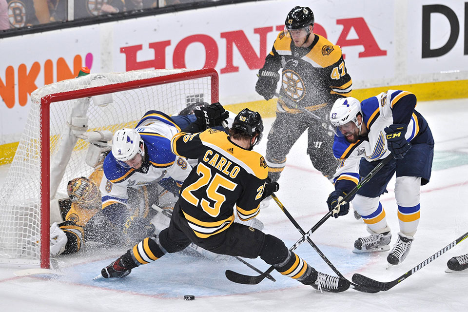 Blues-Strmer Sammy Blais gegen Brandon Carlo (Boston) vor dem Tor von Tukka Rask (Boston).