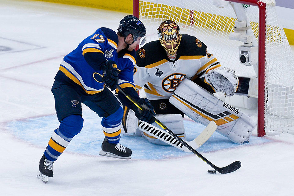 Jaden Schwartz (St. Louis) gegen Tuukka Rask (Boston).