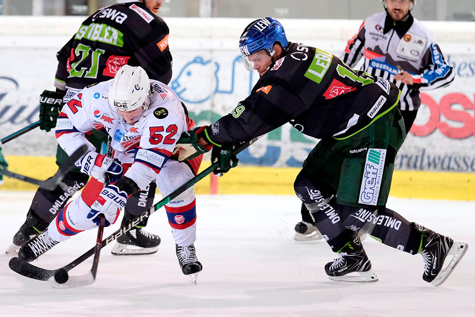 Oslos Gunnarsson gegen Augsburgs Leblanc. Oslos Gunnarsson gegen Augsburgs Leblanc.