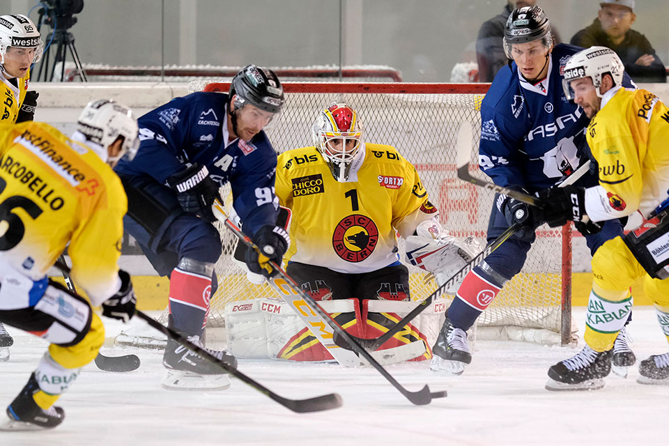 Marcel Noebels klrt den Puck aus der Gefahrenzone.