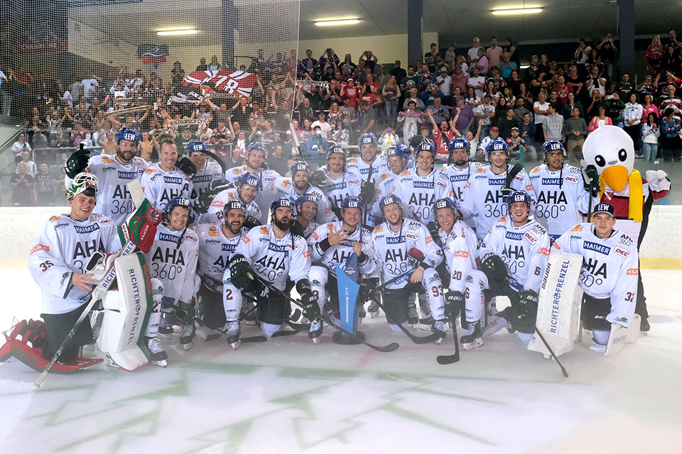 Die Augsburger Panther mit dem Siegerpokal.