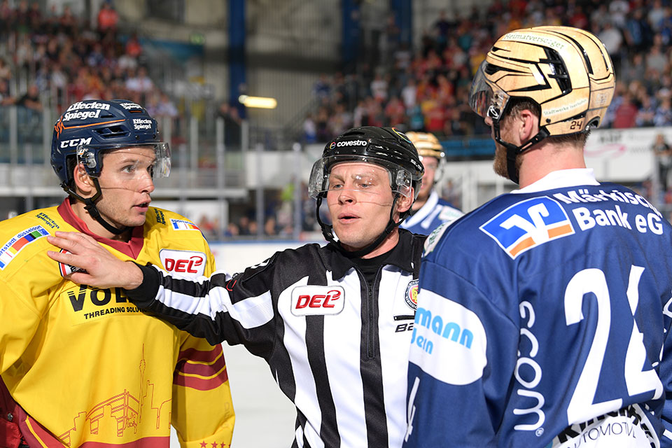 Düsseldorfs Leon Niederberger gegen Iserlohns Chris Rumble. Düsseldorfs Leon Niederberger gegen Iserlohns Chris Rumble.
