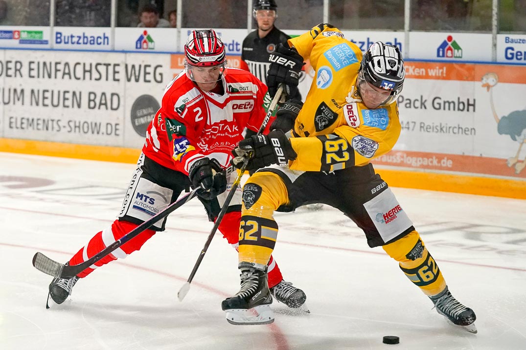 Erik Betzold (EC Bad Nauheim) gegen Nicklas Mannes (Bayreuth) Erik Betzold (EC Bad Nauheim) gegen Nicklas Mannes (Bayreuth)