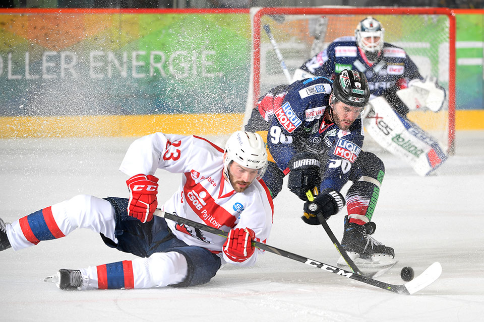 Constantin Braun erobert den Puck beim Spiel der Eisbren Berlin gegen Pardubice.