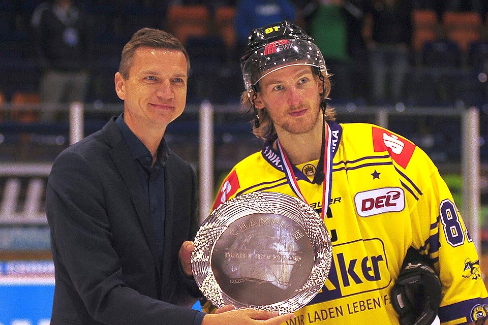 Thorsten Ankert mit dem Siegerpokal.