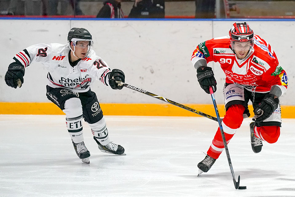 Daniel Stiefenhfer (EC Bad Nauheim) vor Robin Palka (Klner Haie).