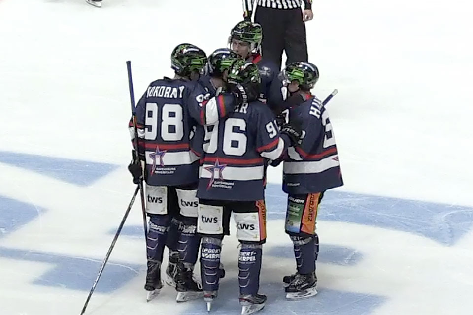Die Towerstars gewannen mit 5:1 gegen die Lindau Islanders. Die Towerstars gewannen mit 5:1 gegen die Lindau Islanders.