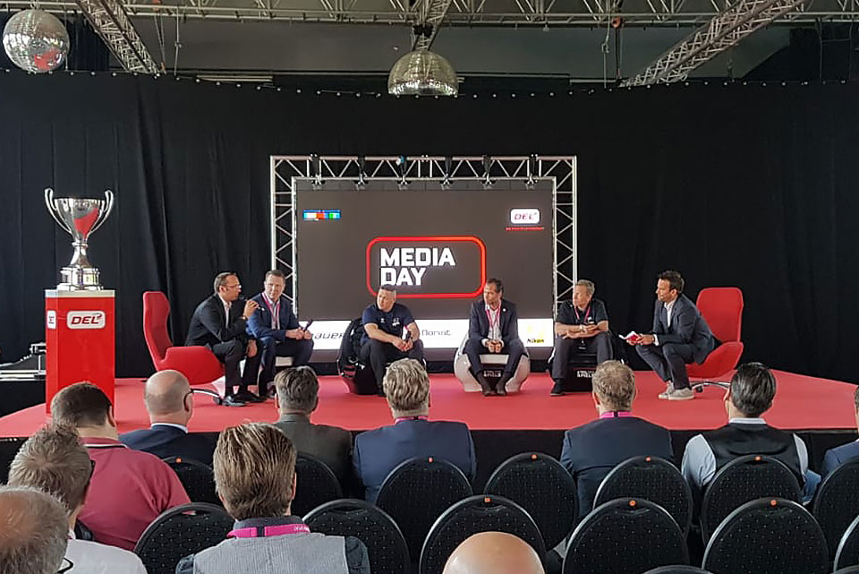 Podiumsdiskussion mit Matthias Roos, Mike Stewart, Jason O'Leary, Niki Mondt Jan-Axel Alavaara und Holger Speckhahn. Podiumsdiskussion mit Matthias Roos, Mike Stewart, Jason O'Leary, Niki Mondt Jan-Axel Alavaara und Holger Speckhahn.