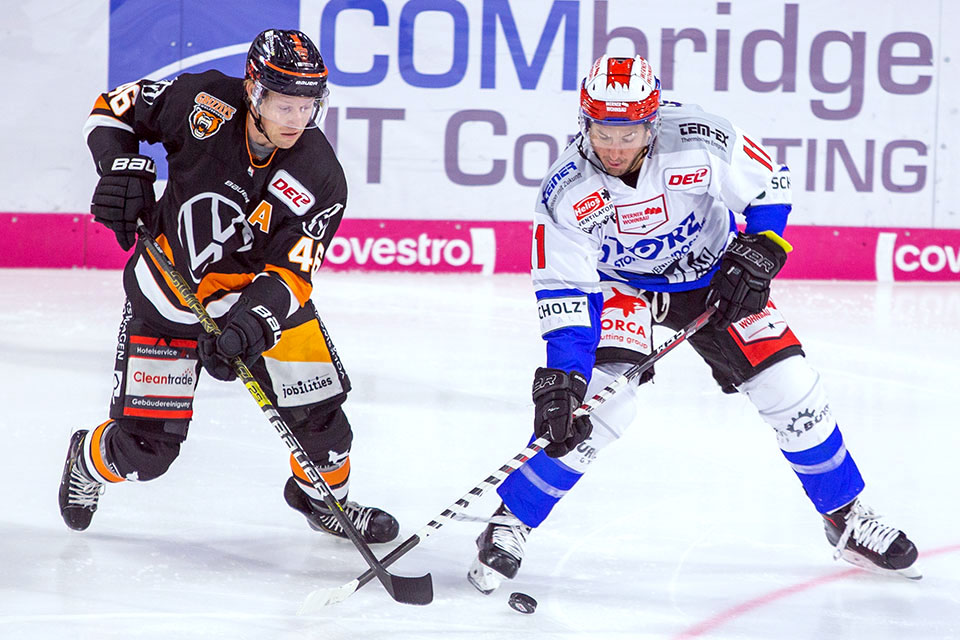 Wolfsburgs Mathis Olimb gegen Schwenningens Patrick Cannone. Wolfsburgs Mathis Olimb gegen Schwenningens Patrick Cannone.