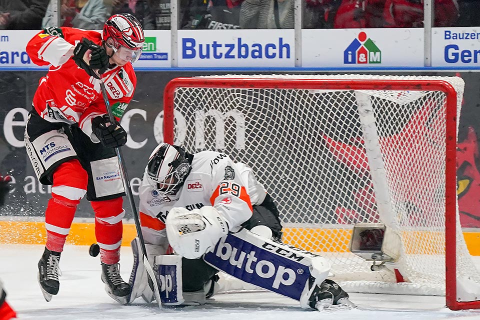 Marvin Ratmann (EC Bad Nauheim) scheitert an Patrick Klein (Frankfurt)