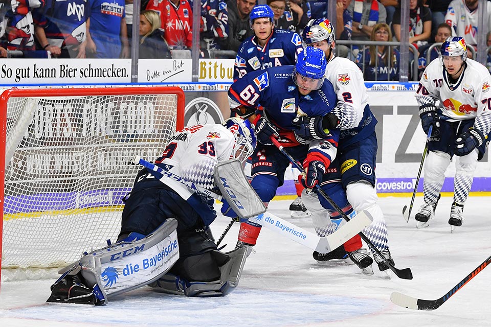 Münchens Torwart Danny aus den Birken hat den Puck vor Mannheims Tommi Huhtala. Münchens Torwart Danny aus den Birken hat den Puck vor Mannheims Tommi Huhtala.