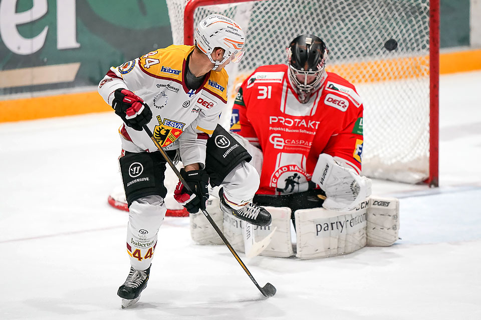 Kaufbeurens Antti Kerälä fälscht den Puck ab vor Bad Nauheims Torwart Felix Bick. Kaufbeurens Antti Kerälä fälscht den Puck ab vor Bad Nauheims Torwart Felix Bick.