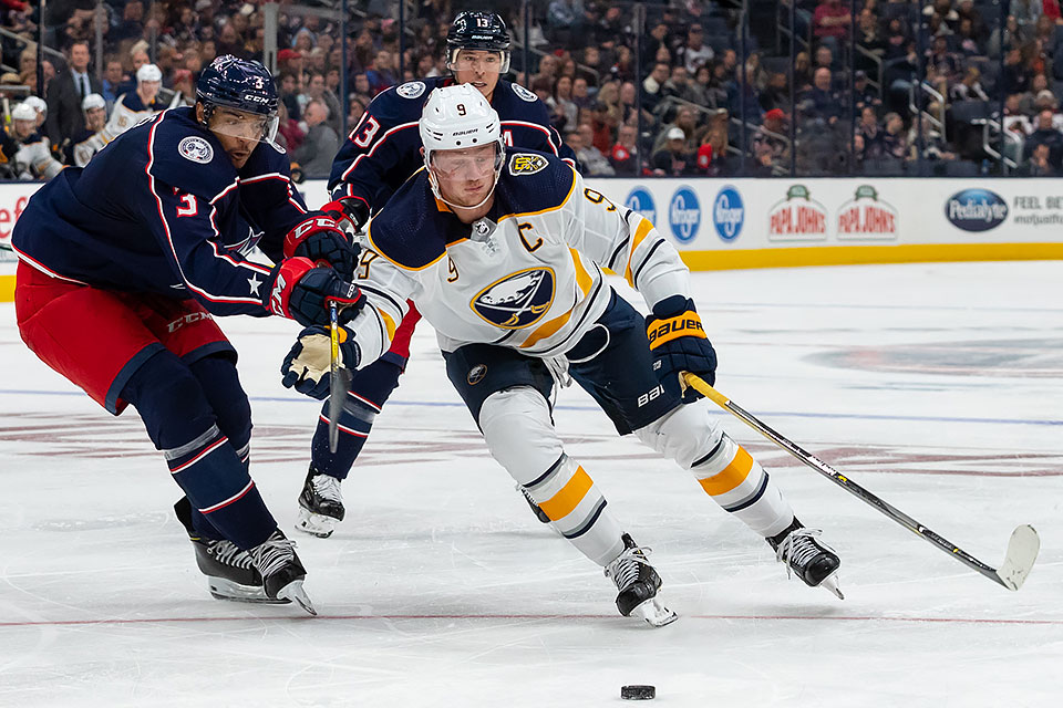 Buffalos Kapitn Jack Eichel vor Columbus Seth Jones.