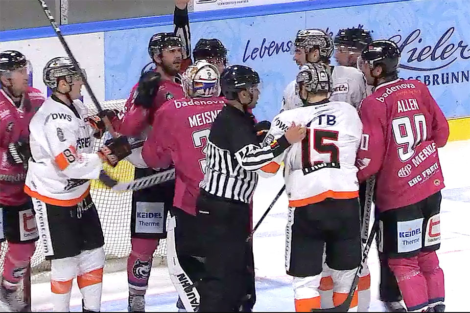 Rangelei beim Spiel Freiburg gegen Frankfurt. Rangelei beim Spiel Freiburg gegen Frankfurt.