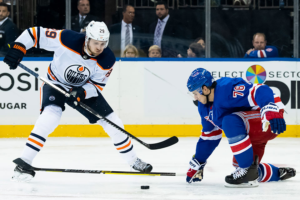 Leon Draisaitl gegen Brady Skjei.