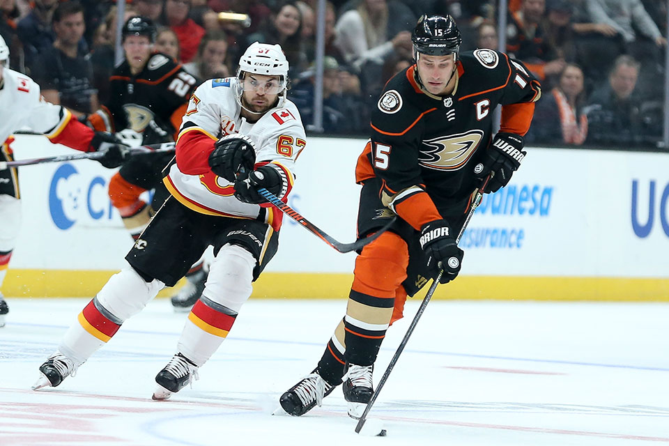 Anaheims Ryan Getzlaf vor Calgarys Michael Frolik. Anaheims Ryan Getzlaf vor Calgarys Michael Frolik.