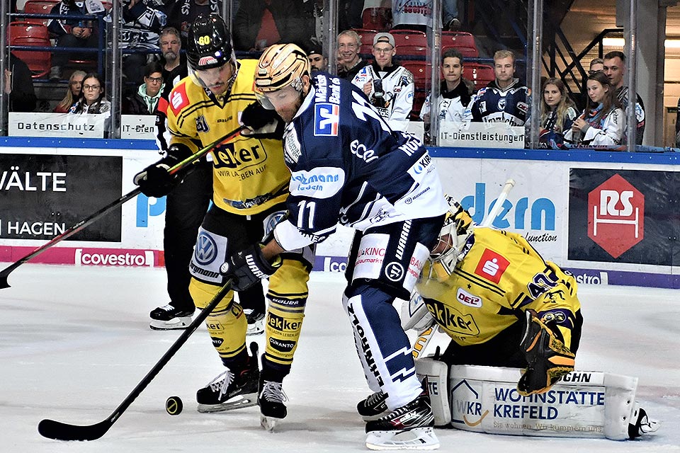 Iserlohns Michael Hoeffel gegen die Krefelder Philip Riefers und Jussi Rynnäs. Iserlohns Michael Hoeffel gegen die Krefelder Philip Riefers und Jussi Rynnäs.