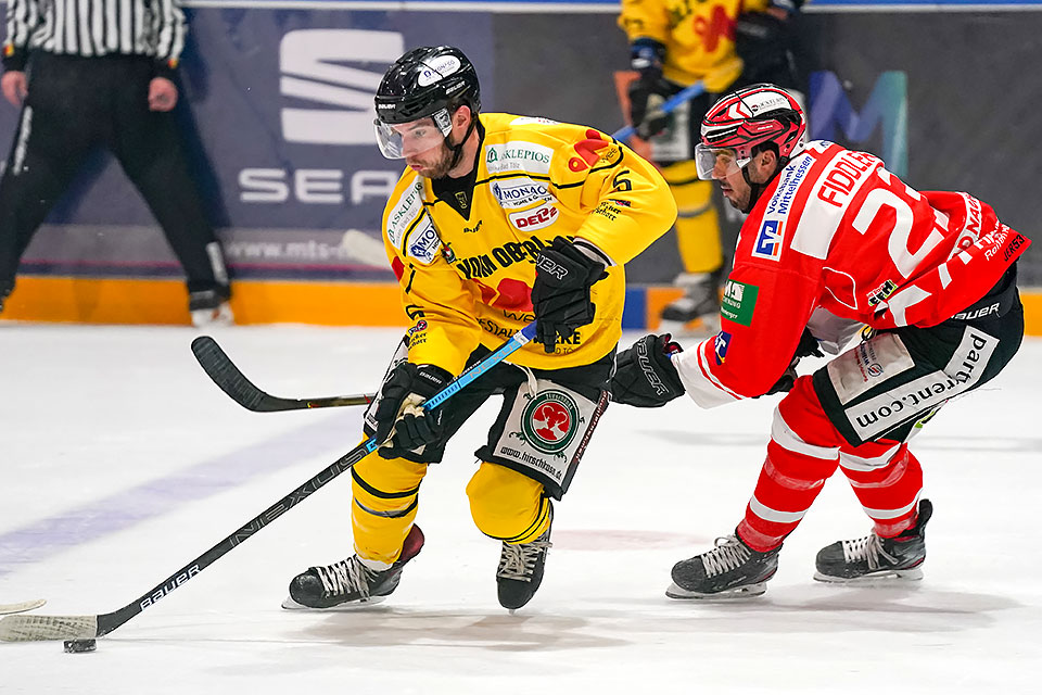 Manuel Edfelder (EC Bad Tlz) vor Tyler Fiddler (EC Bad Nauheim).