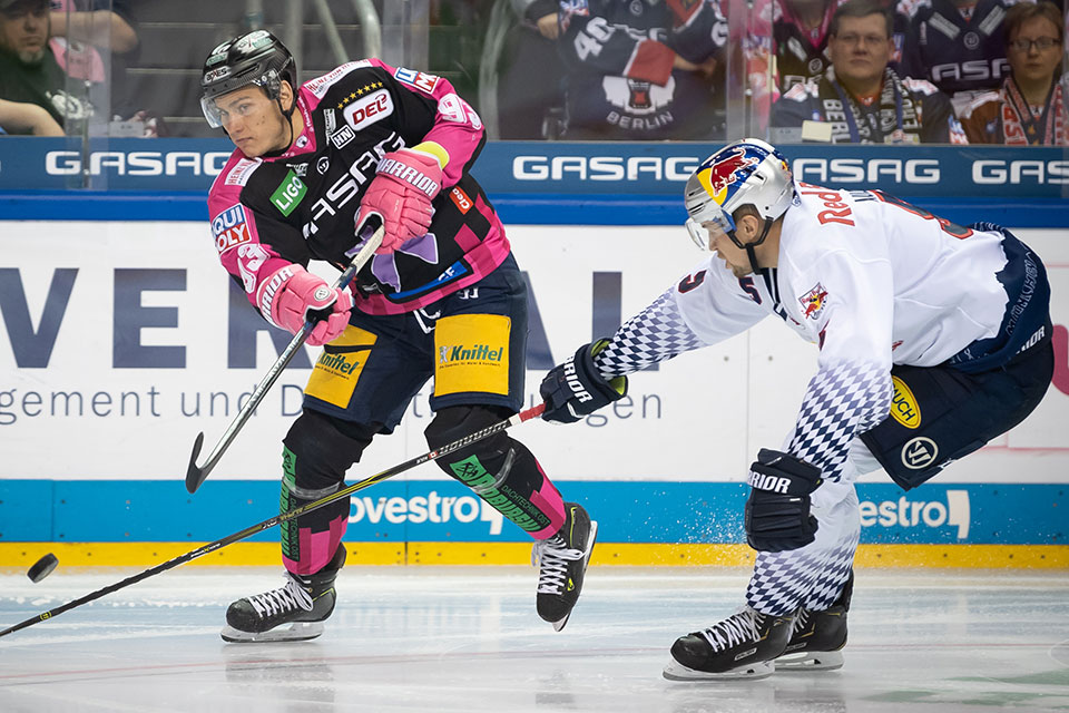 Leo Pföderl (Berlin) gegen Keith Aulie (München). Leo Pföderl (Berlin) gegen Keith Aulie (München).