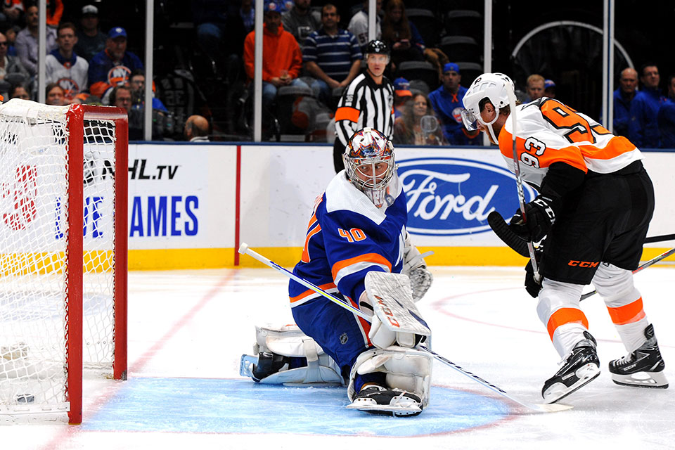 Philadelphias Jakub Voracek kann Greiss-Ersatz Varlamov überwinden. Philadelphias Jakub Voracek kann Greiss-Ersatz Varlamov überwinden.